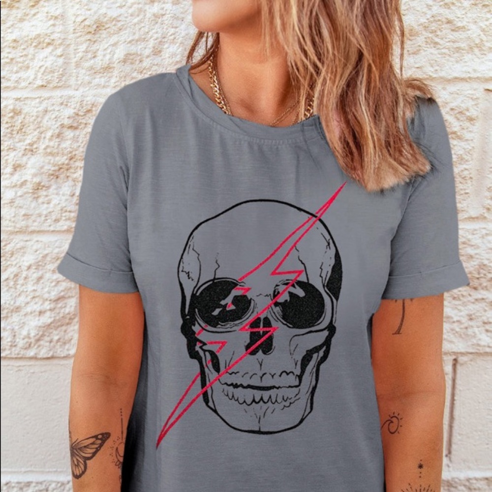 NWT Skull Lightning bolt graphic tee  Large